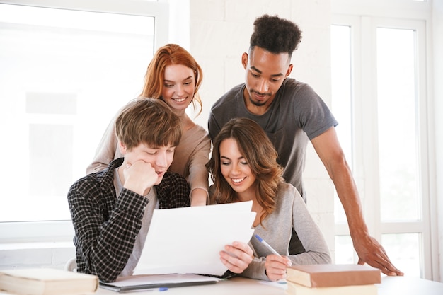 Studenti sorridenti dei giovani amici