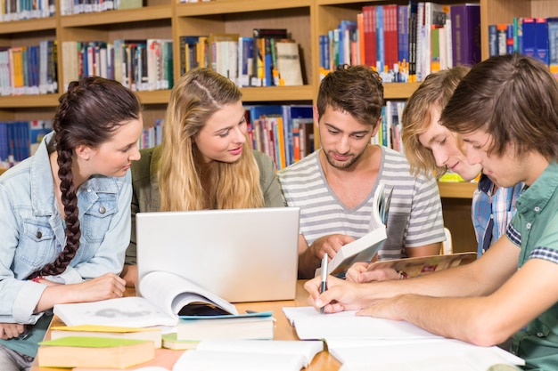 Studenti universitari a fare i compiti in biblioteca