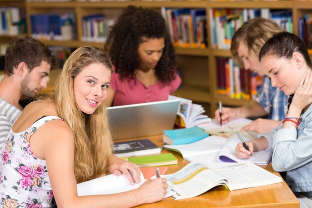 Studenti universitari a fare i compiti in biblioteca