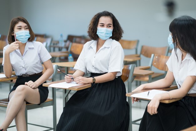 Studenti universitari adolescenti scrivono su un foglio di risposta in classe