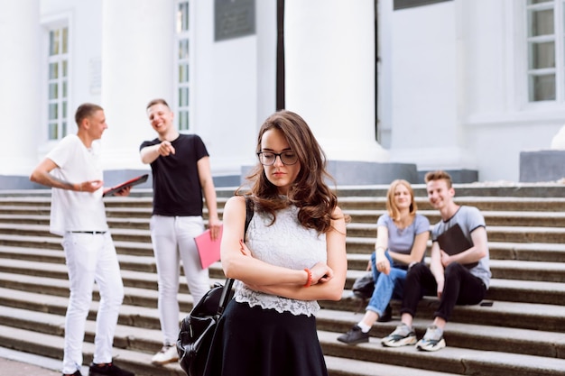 Studenti universitari che maltrattano la loro compagna di gruppo