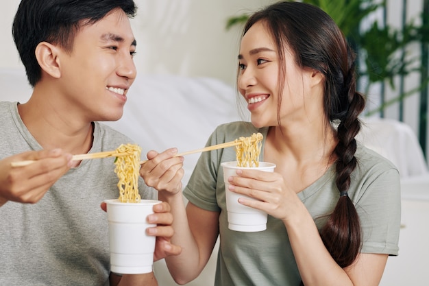 Studenti universitari che mangiano tagliatella