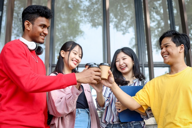 studenti universitari che si godono momenti piacevoli e tostano una tazza di caffè nel campus