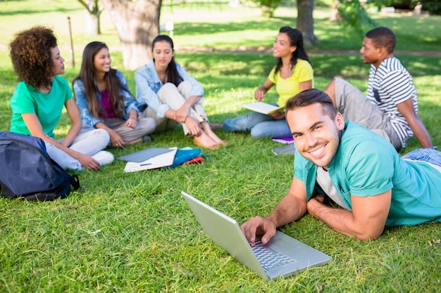 Studenti universitari che studiano al campus