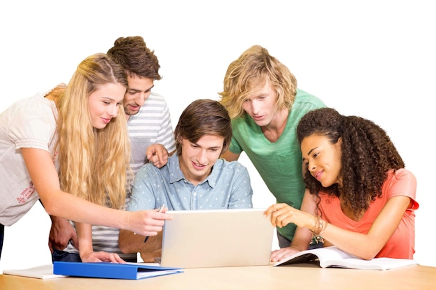 Studenti universitari che usano il laptop in biblioteca