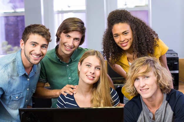 Studenti universitari che utilizzano computer