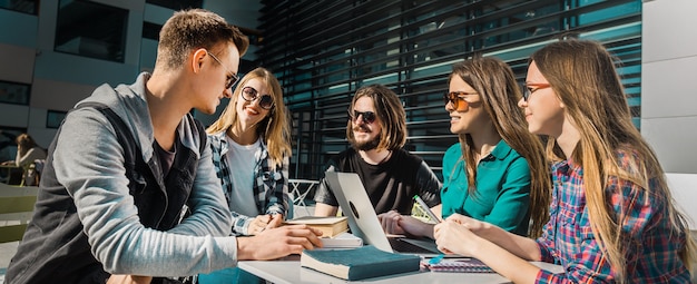 Studia conversazione all'aperto