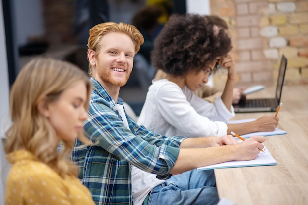 Studiando. Gruppo di studenti che hanno una classe e che sembrano contenti