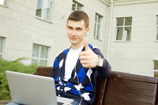 Studiare con un laptop nel campus