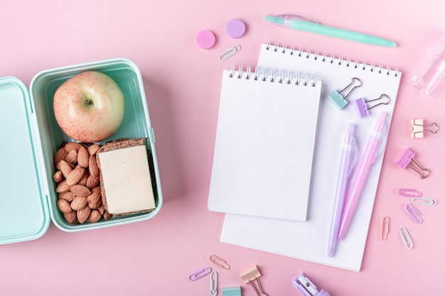 studiare e tornare a scuola accessori sul rosa