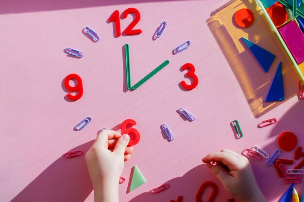 Studiare il tema delle ore con i bambini l'orologio è fatto di numeri graffette e bastoni