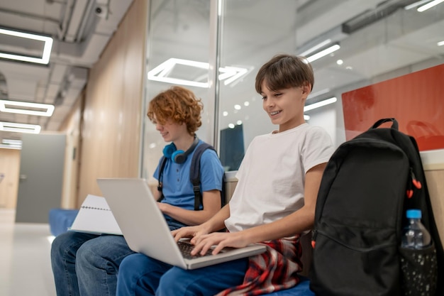 Studiare insieme. Due compagni di scuola si preparano per la lezione