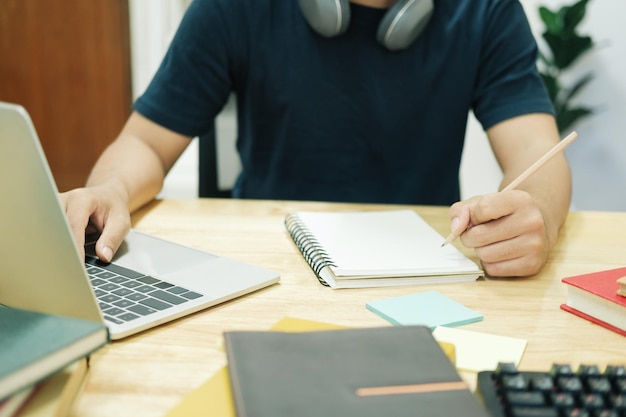 Studio del giovane davanti al computer portatile a casa