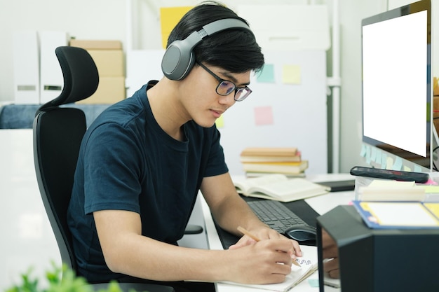 Studio del giovane davanti al computer portatile a casa