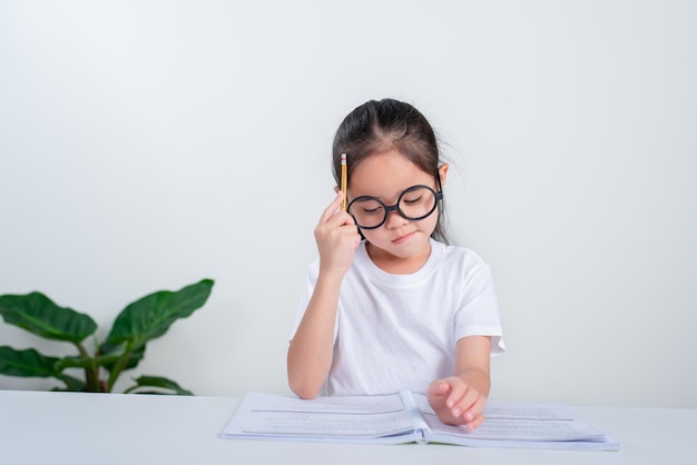 studio della bambina che fa il test nella scuola primaria Bambini che scrivono note nel concetto di classe