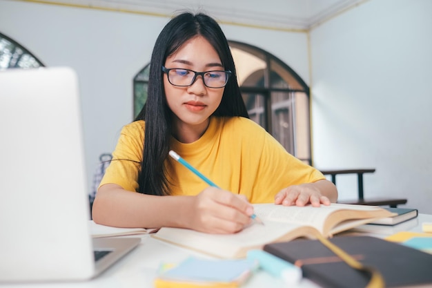 Studio della giovane donna davanti al computer portatile a casa