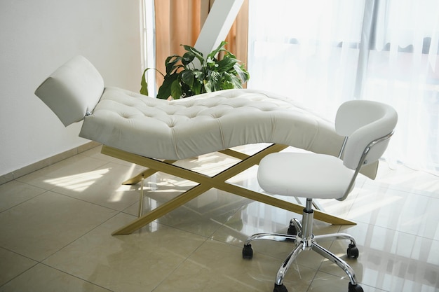 studio dello psicologo Un divano bianco per un paziente e la poltrona di uno psicologo