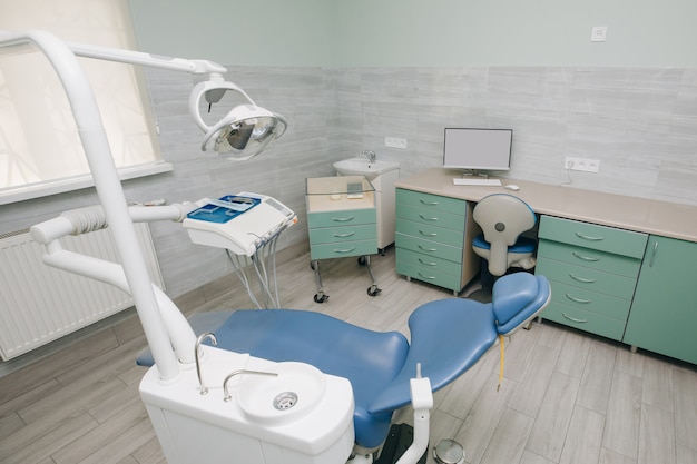 Studio dentistico, igiene dentale, poltrona da dentista. Studio dentistico moderno