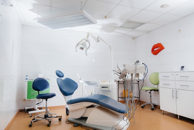 Studio dentistico moderno e luminoso con nuove attrezzature. Odontoiatria