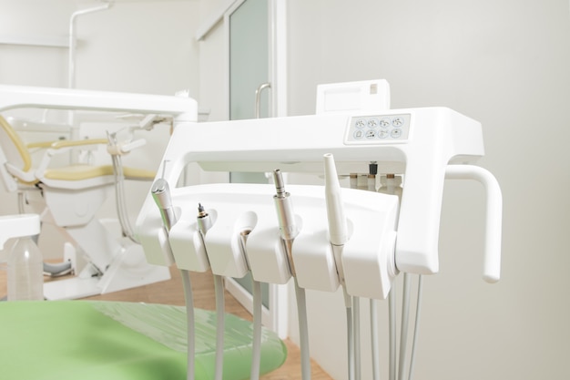 Studio dentistico moderno Poltrona odontoiatrica e altri accessori utilizzati dai dentisti