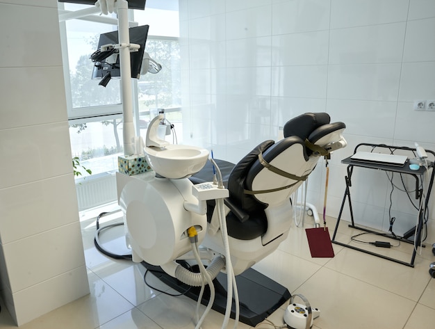 Studio dentistico vuoto in una clinica ben attrezzata
