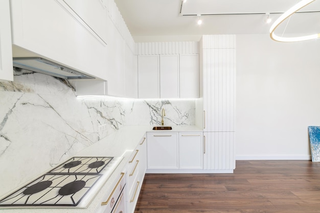 Studio di cucina bianco elegante e moderno in casa