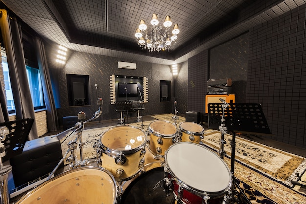 Studio di registrazione professionale con strumenti musicali