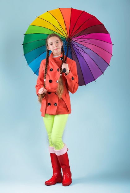 Studio di una ragazza con un ombrello colorato