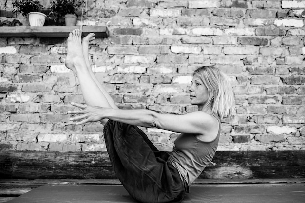 Studio di yoga con foto in bianco e nero di pratica yoga