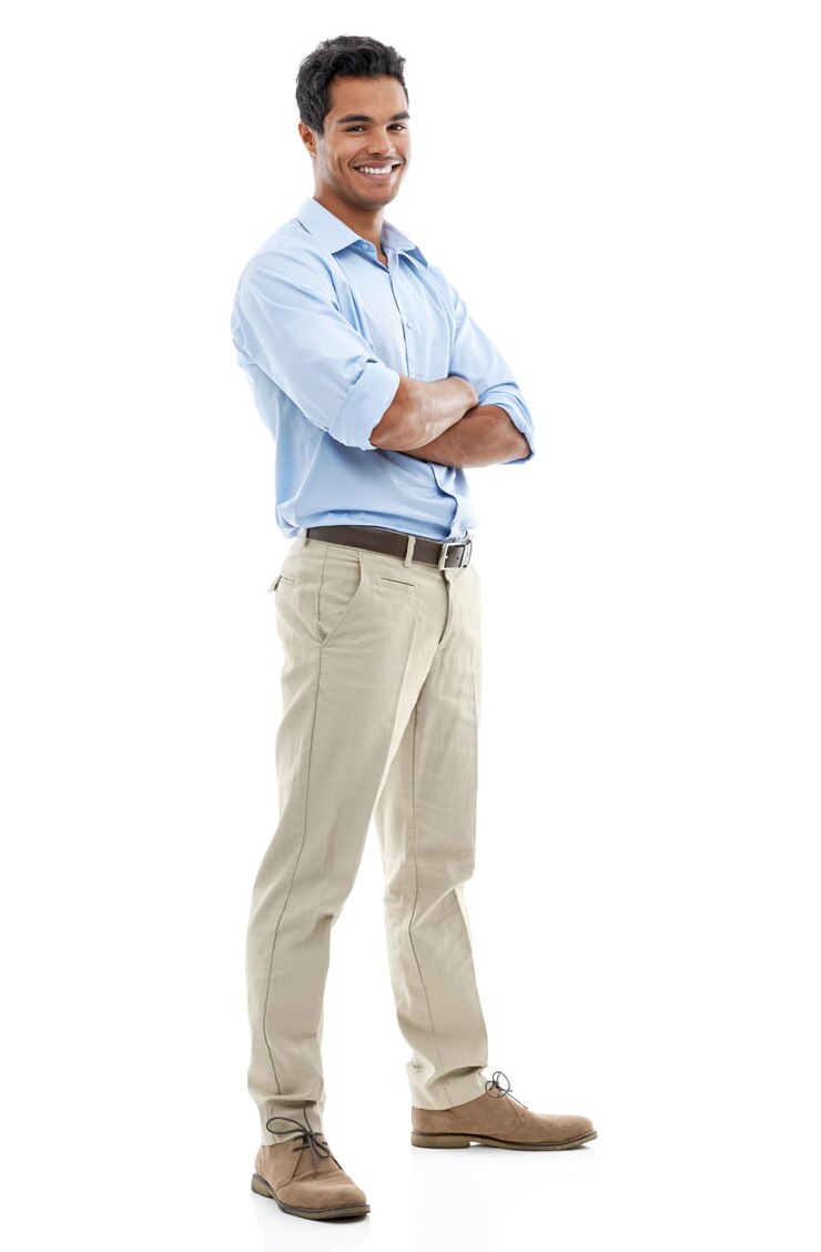 Foto studio felice e uomo d'affari con le braccia incrociate per la fiducia nella sua carriera su uno sfondo bianco ritratto di persona contabile o lavoratore in potere moda professionale e abbigliamento per stile cool