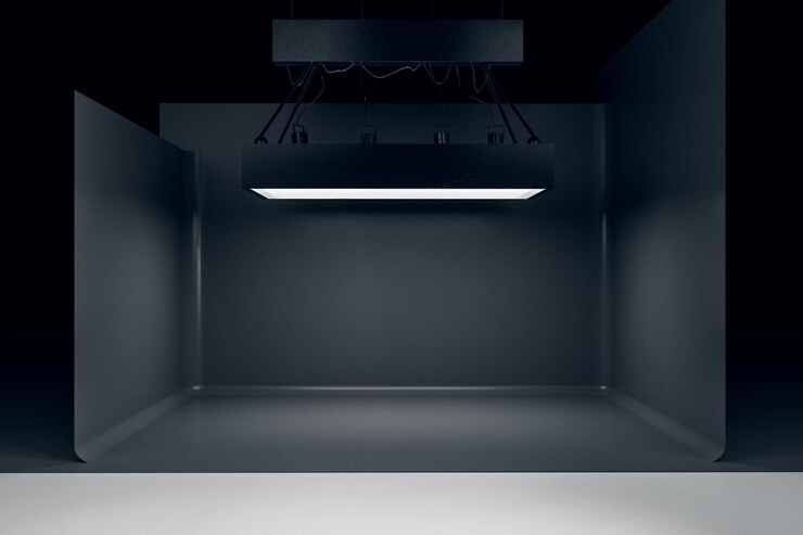 Foto studio fotografico con apparecchi di illuminazione e sfondo nero
