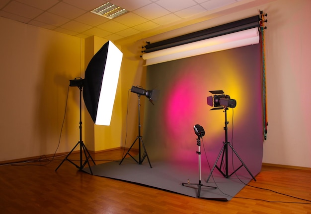 Studio fotografico con apparecchi di illuminazione