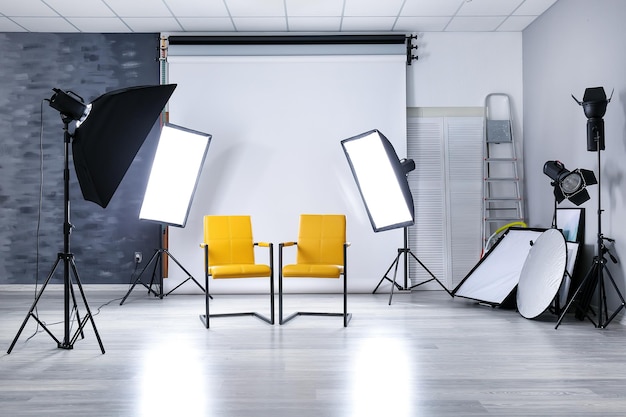 Studio fotografico con interni moderni e apparecchiature di illuminazione