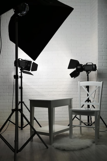 Studio fotografico con interni moderni e apparecchiature di illuminazione