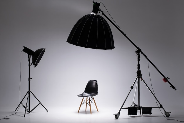 Studio fotografico con sistema di illuminazione e sedia Il concetto di casting