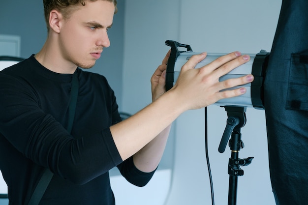 Studio fotografico dietro le quinte. attrezzatura fotografica. posto di lavoro del fotografo