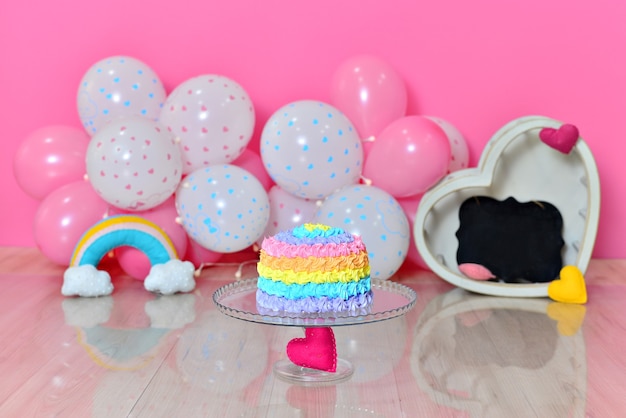 Studio fotografico per bambini. Scenario di ragazza con torta colorata. Distruggi la torta.