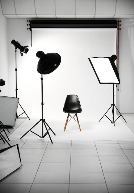 Studio fotografico vuoto con apparecchi di illuminazione