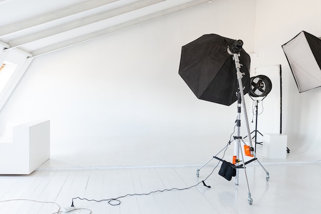 studio fotografico vuoto con apparecchiature di illuminazione. luce del flash, scene pronte per le riprese