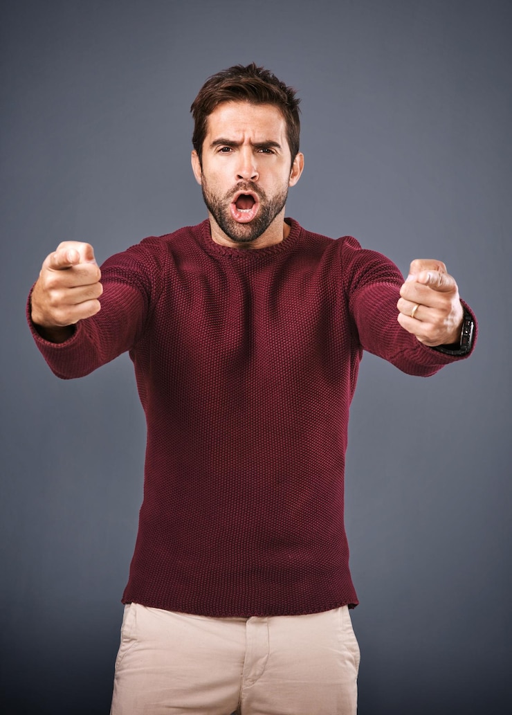 Foto studio furioso e ritratto di uomo puntando e la responsabilità per voi urlando e rimproverando sfondo grigio faccia e persona con la mano rimproverare e serio di opinione e bandiera in inghilterra