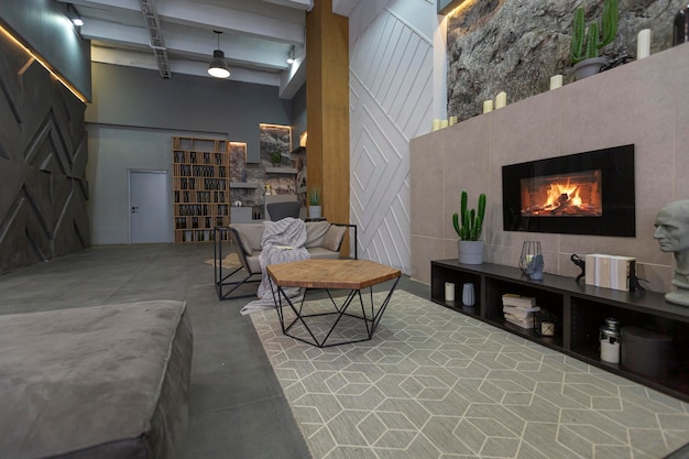 Studio interno moderno con pareti in pietra decorativa in piastrelle di legno di pietra grigia e illuminazione a led nel design della stanza