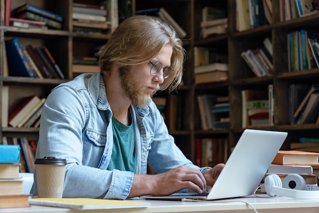 Studio mirato di studenti maschi online sull'apprendimento della digitazione al computer in biblioteca