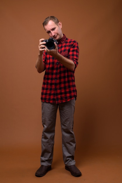 Studio shot dell'uomo su colore marrone