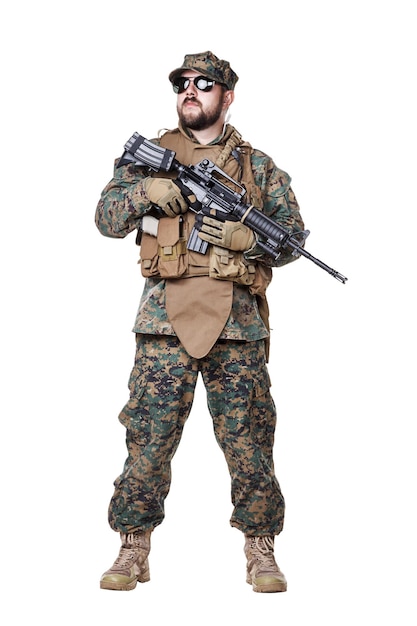 Studio shot della marina degli Stati Uniti con armi da fucile in uniforme. Equipaggiamento militare, casco militare, stivali da combattimento, guanti tattici. Isolato su bianco, armi, esercito, concetto di patriottismo