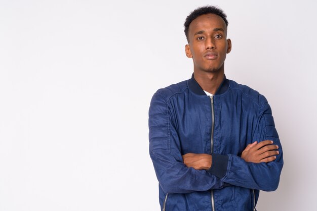 Studio shot di bel giovane uomo africano con i capelli afro contro il bianco