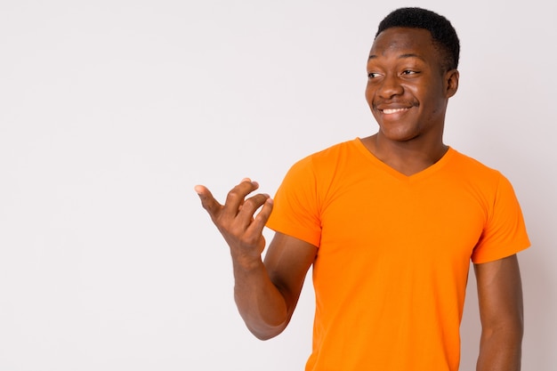 Studio shot di bel giovane uomo africano con i capelli afro su sfondo bianco