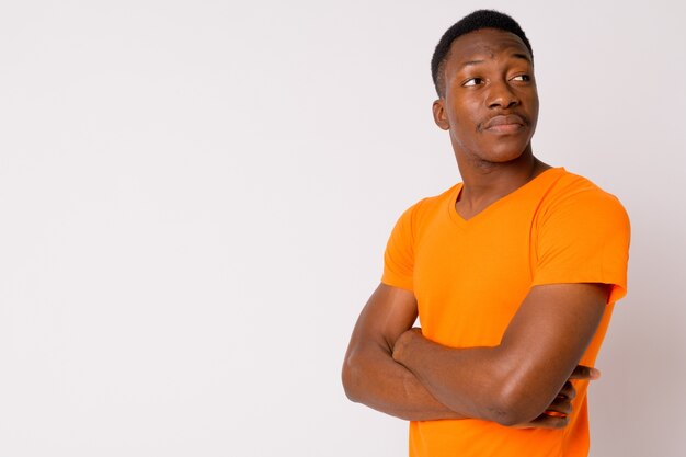 Studio shot di bel giovane uomo africano con i capelli afro su sfondo bianco