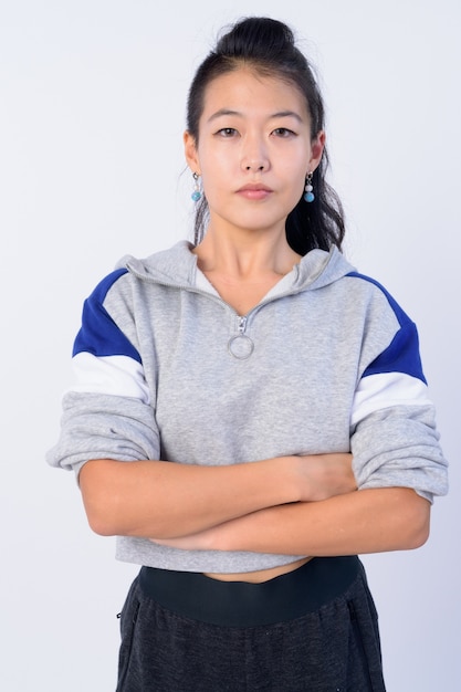 Studio shot di bella donna asiatica pronta per la palestra isolata su sfondo bianco