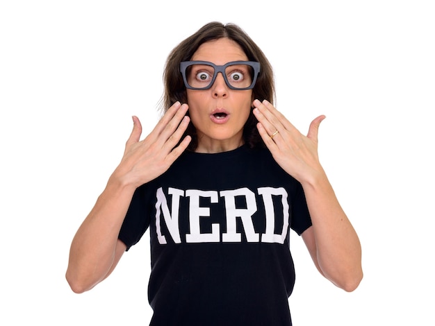 Studio shot di bella donna nerd con i capelli corti isolato su sfondo bianco