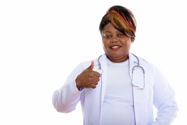 Studio shot di donna felice medico sorridente